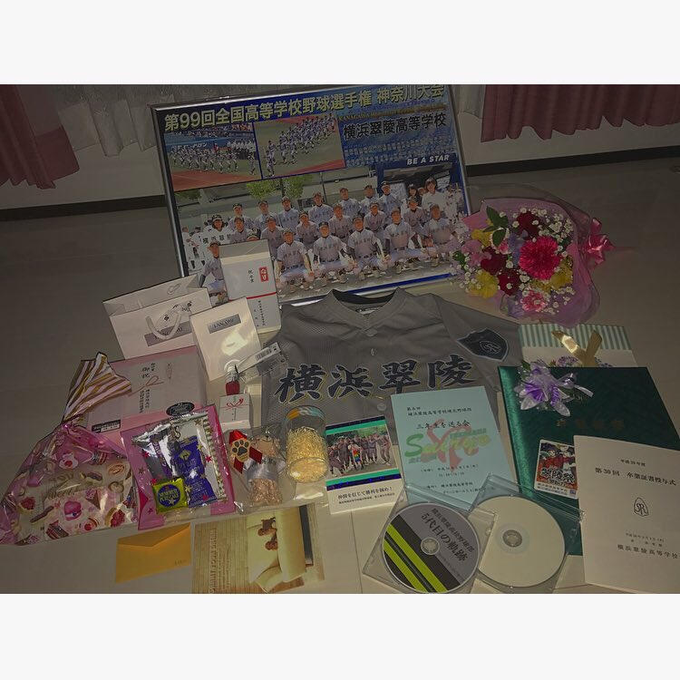 _naru52's tweet photo. 卒業！卒部！野球部有難う！後輩がんばれ！これからもずっとずっと大好き！あいしてる！！！💐

皆からのメッセージカード写ってないけど、
やっぱり手紙は1番嬉しい♡♡♡ https://t.co/lFHjha5PIO