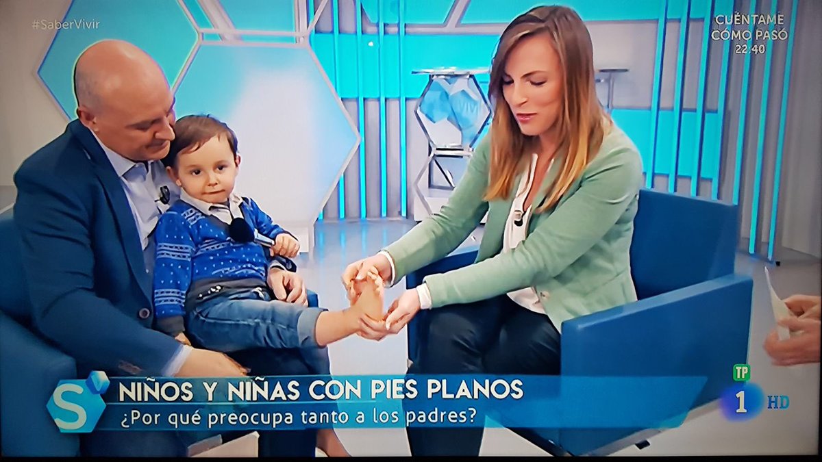 Todos los niños hasta los 3-5 años tienen un pie plano y es normal. No hay que hacer nada, ni plantillas, ni zapatitos ortopédicos. Se pone de puntillas?No le duele? Tranquilidad.