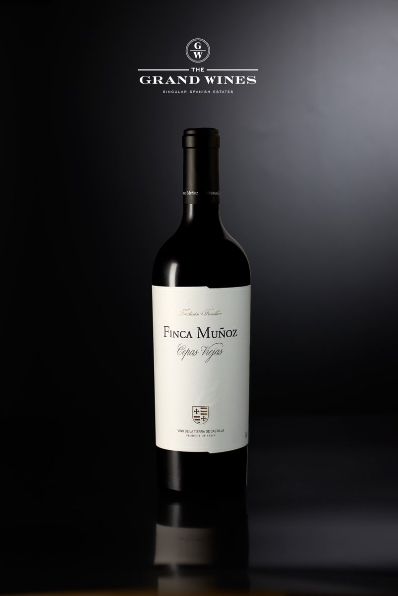 – FINCA MUÑOZ CEPAS VIEJAS – Procede de viñas entre 60 y 100 años propiedad de la #bodega. Uvas de #tempranillo adaptadas a la climatología cálida de Castilla-La Mancha. Un vino redondo, potente, especiado con fruta negra muy madura, sabroso. bit.ly/2Feyj2Y