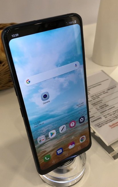 EmaGrelli's tweet photo. #LGG7 sei tu? Notch a scomparsa su display #OLED, design simile al #V30 e doppia fotocamera posteriore. #MWC18
#LG #LGG7Neo https://t.co/HDKZ2RaMFX
