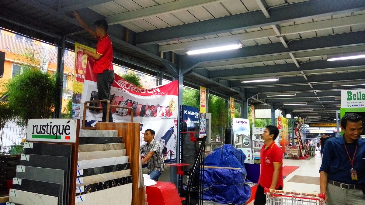 Road show depo bangunan serpong