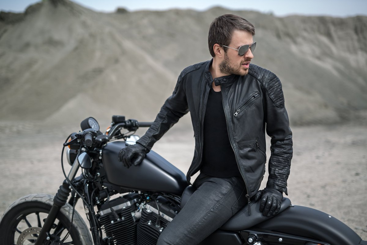 Парень на байке. Moto Racer Leather Jacket. Мотоциклист в кожаной куртке. Парень на мотоцикле. Байкер в Кожанке.