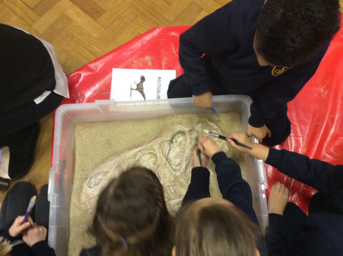 StMikesCoE's tweet image. Great dinosaur workshop with Lower Phase yesterday to fit in with our @Cornerstonesedu Dinosaur Planet topic. #topicbasedlearning