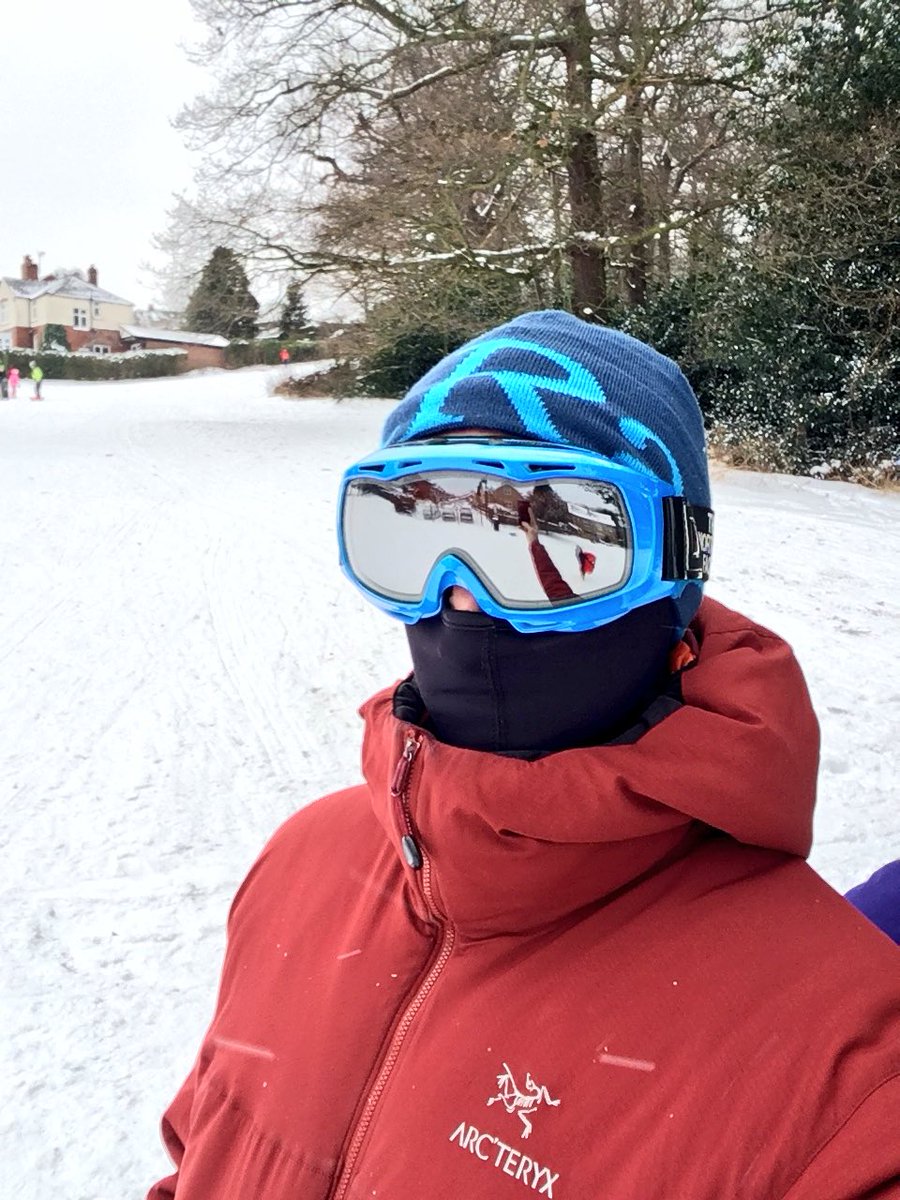 TheDaveParry's tweet photo. Gotta take the sledging garms seriously. #snowsense #Sheffield https://t.co/4B7i2ieneY