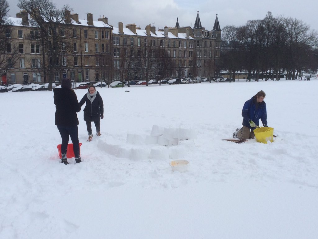 lucynorris1's tweet photo. Sledgers, skiers and igloo makers on Bruntsfield Links #bruntsfieldlinks #edinburghmeadows #marchmont #eastybeasty https://t.co/bpbWt98ZlC