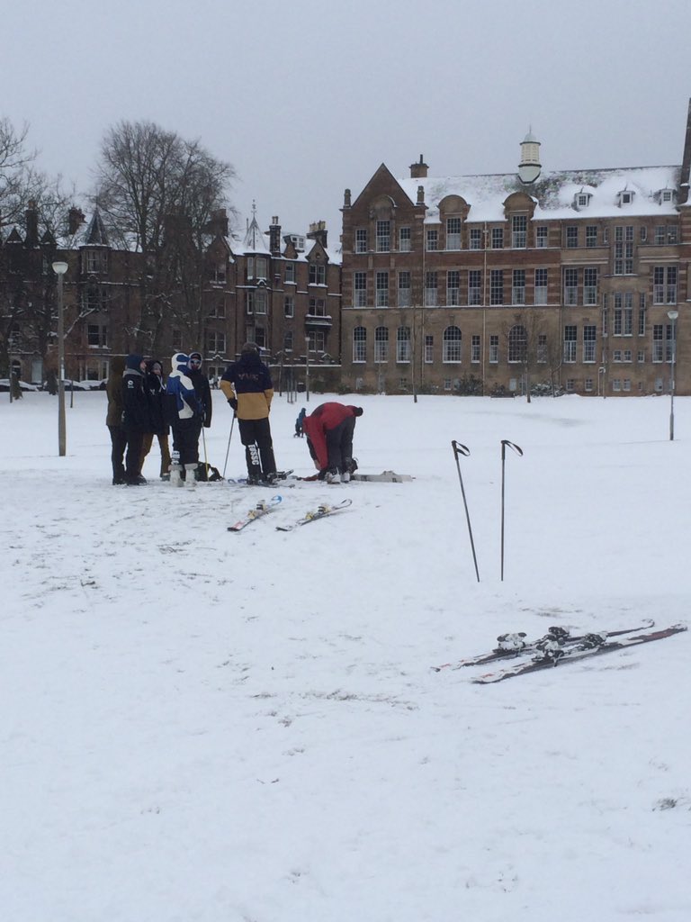 lucynorris1's tweet photo. Sledgers, skiers and igloo makers on Bruntsfield Links #bruntsfieldlinks #edinburghmeadows #marchmont #eastybeasty https://t.co/bpbWt98ZlC