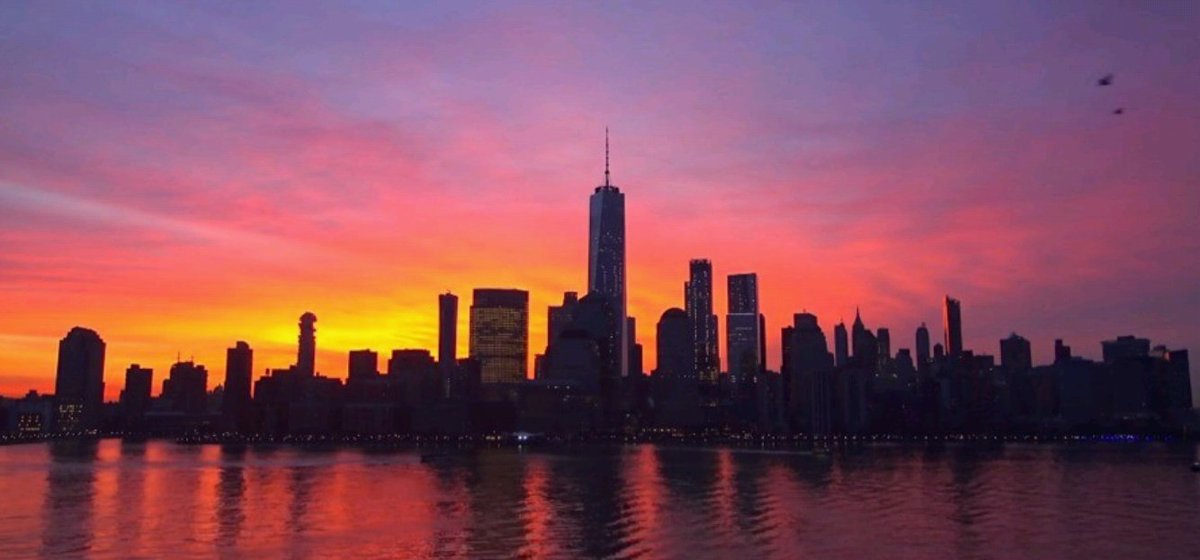 pcavlin's tweet photo. The last sunrise over lower Manhattan before tomorrow's Nor'Easter comes screaming up the coast. Taken from EarthCam earlier. "Red sky in morning"....#NorEaster #NYwx #LIwx #NYC https://t.co/AZQhPKP34j