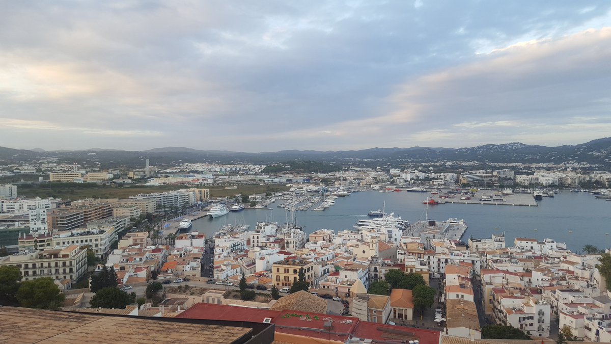 DjMiguelMartin's tweet photo. Puerto de Ibiza desde la catedral de Dalt Vila 😁
#ibiza #winter #landscape https://t.co/LSSg2n00S1