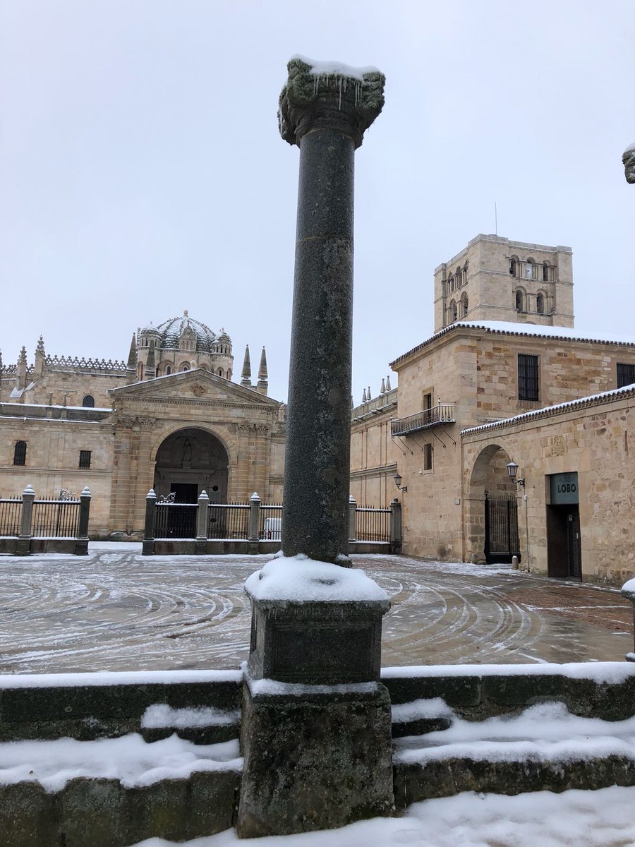 El paseo mereció la pena para poder conseguir estas imágenes de nuestra Catedral bajo el frio polar y la nieve que ayer nos dejaba preciosas estampas.

Que las disfrutéis.

romanicozamora.es

#RománicodeZamora #CatedraldeZamora #nieveenZamora #paseobajolanieve