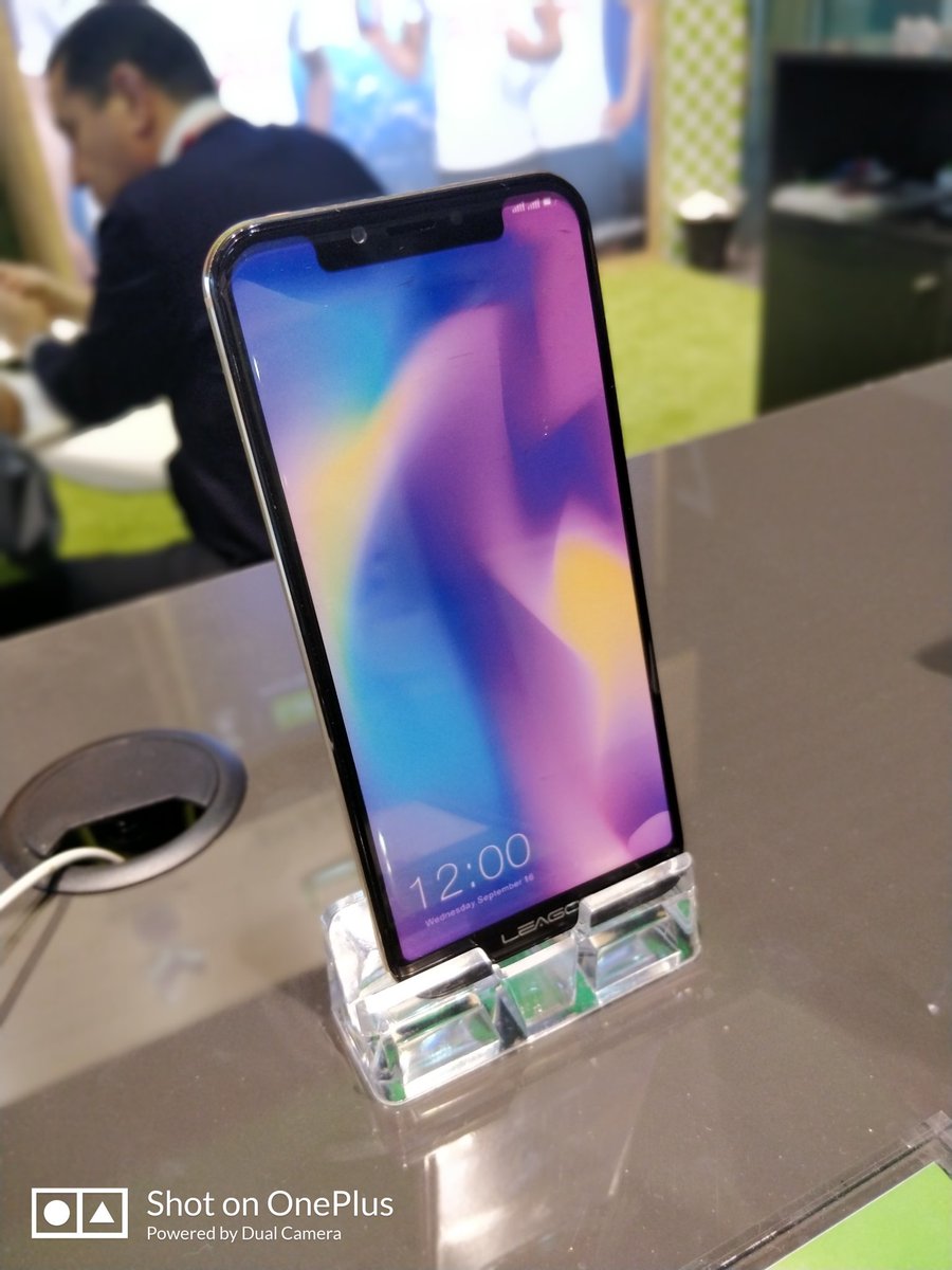 ParagonTesting's tweet photo. What's better than exploiting China's rather lax copyright laws to steal from one of the biggest brands in the mobile industry? How about stealing from two? This is the S9 (no, not the one from from Samsung), looks suspiciously like an iPhone X to me. #MWC18 #ShotOnOnePlus https://t.co/9GzQrtqMC1
