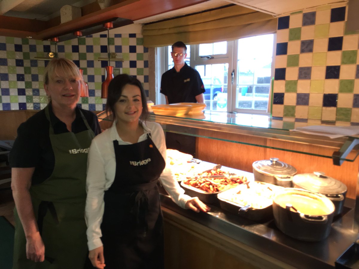 RhysWilliamsTV's tweet photo. Staff at @TheBridgeLlan preparing free meals for vulnerable people in the local community during the cold weather❄️👍 @BBCWalesNews @BBCCymruFyw https://t.co/Y0aPO1Y5qY