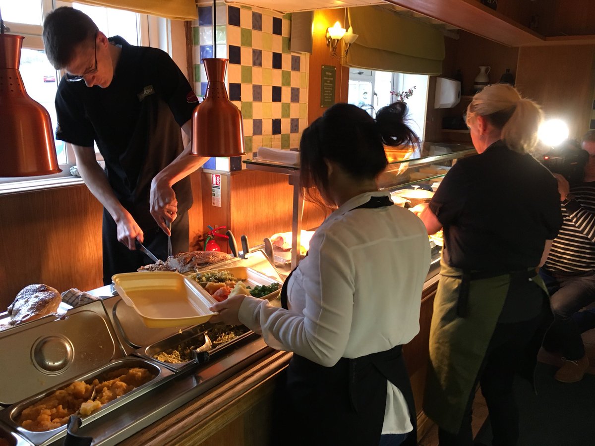 RhysWilliamsTV's tweet photo. Staff at @TheBridgeLlan preparing free meals for vulnerable people in the local community during the cold weather❄️👍 @BBCWalesNews @BBCCymruFyw https://t.co/Y0aPO1Y5qY
