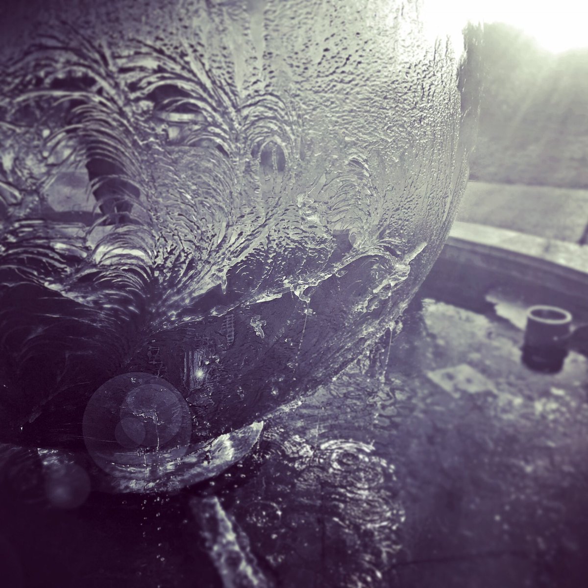 YGTRory's tweet image. I took a photo because it’s cold outside. 🤓📸 #IcePatterns