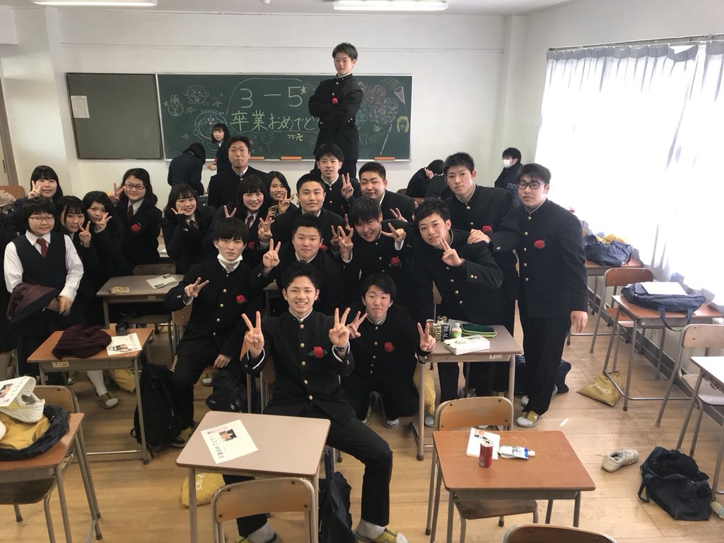 kimchan19990809's tweet photo. 今日、添上高校を卒業しました！！
本当に良い先生、良い友達、先輩、後輩と出会うことが出来ました！！
これから、自分の夢に向かって頑張っていきます！！
本当に添上高校で3年間、過ごせて良かった！！
バドミントン部で良かったです！！ https://t.co/oLsgbn7VaA