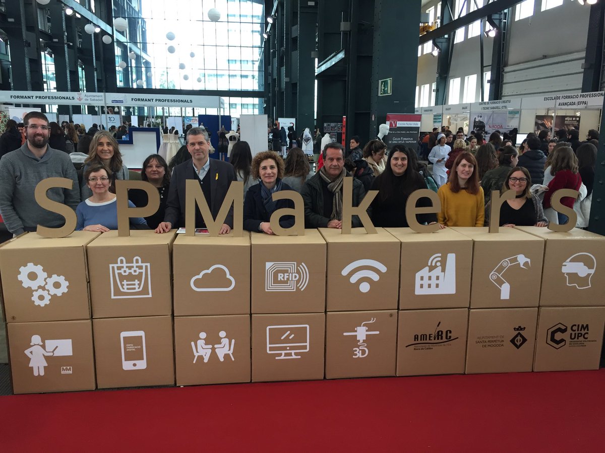 ajuntamentSPM's tweet photo. L'alcaldessa de #SantaPerpètua, Isabel Garcia, visita l'estand de l'Ajuntament a la #FiraFPSbd amb les activitats municipals innovadores del #CREVESPM i de l'Espai #SPMakers https://t.co/hy1UZ6y6hZ