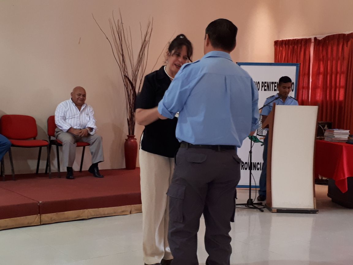 Adultosalta's tweet photo. Valioso proyecto de la Unidad Carcelaria N°1, Servicio Penitenciario de la Pcia. De Salta, para promocionar la lectura entre las personas privadas de la libertad, a travės de la inauguración de una biblioteca móvil. La EPJA colaboró con un carro móvil de libros. @aniberruezo https://t.co/MYofWAENvQ