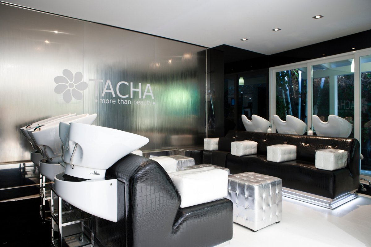 AREAOBRAS's tweet photo. ¿necesitas dar un cambio de look a tu peluquería?... Somos especialistas en reformas, interiorismo y decoración de Salones de belleza y estilismo. 

Llámanos y pide cita para un presupuesto SIN compromiso 91 670 25 54 https://t.co/jsZG8GbacY