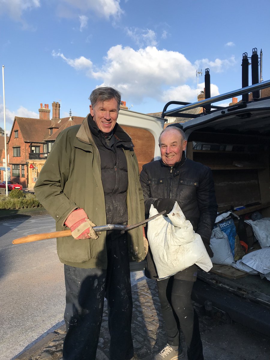 CllrSimon's tweet photo. #Haslemere gritting done just in time. https://t.co/M3nJYbZNdO Roads are clear, support your local businesses! https://t.co/p3SbDu1euK