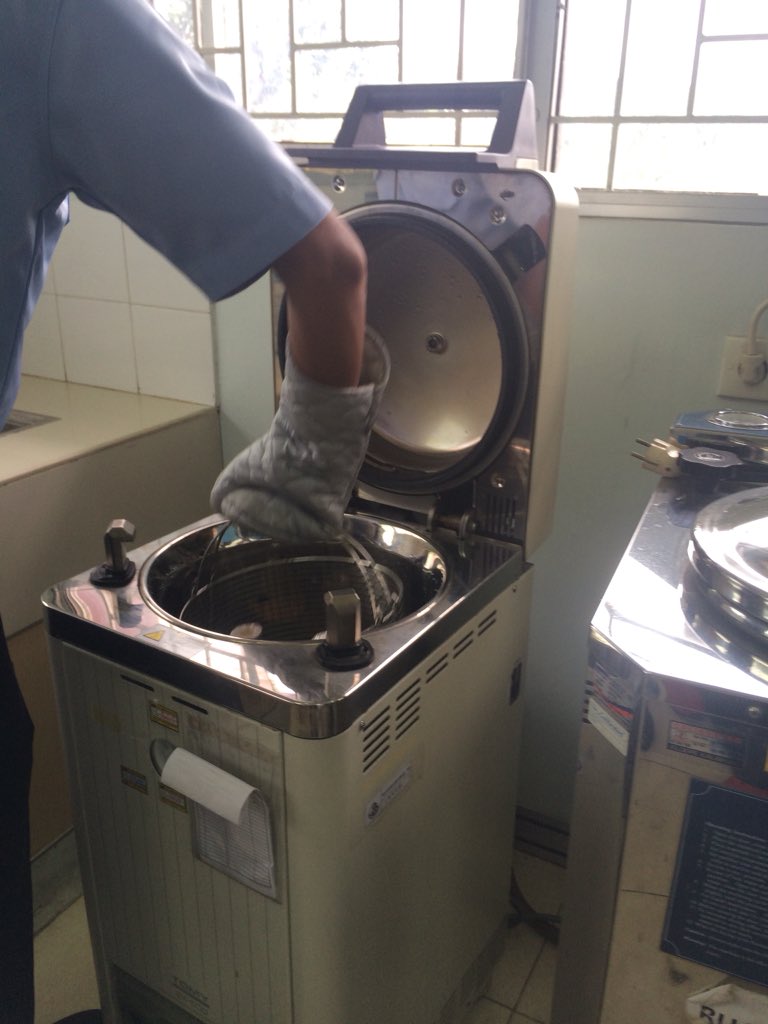 buspm_bppmhkp's tweet photo. @HumasBKIPM @rinajanwar2201 @worones @SlametMirza @mahlani1965 Kegiatan ini dilakukan oleh analis laboratorium @fredo_mono #OneHealthKIPM https://t.co/ospBtdQ4EV