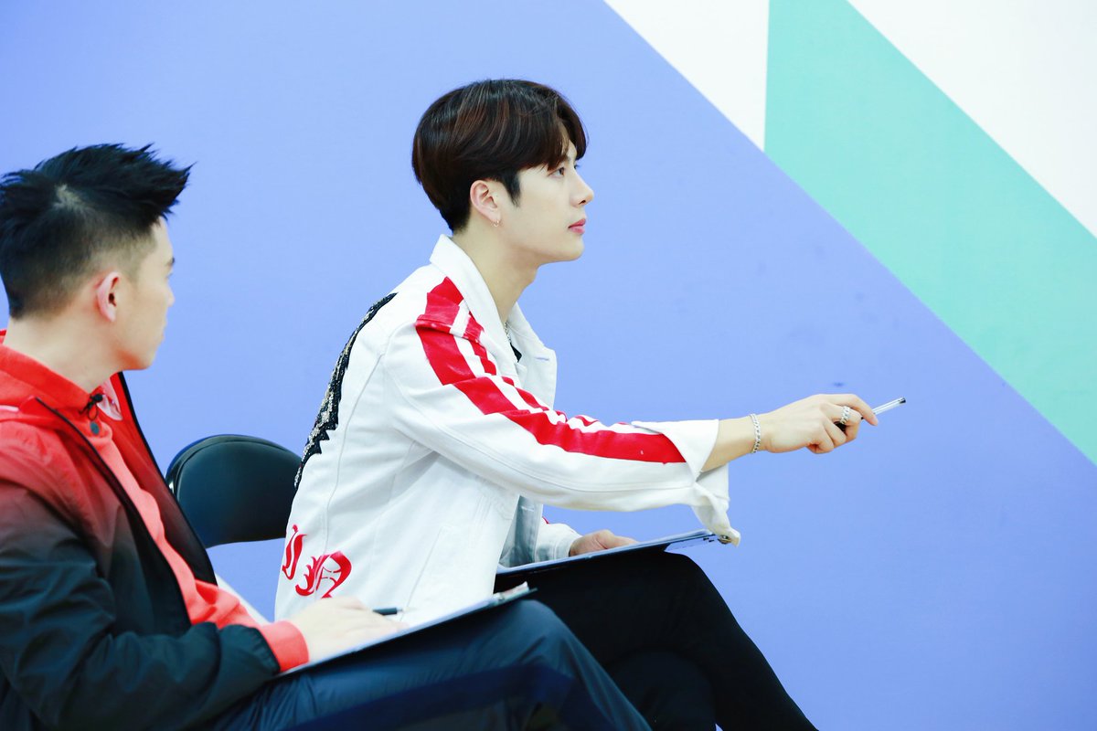 Jackson__IND's tweet photo. 180217
[ weibo ]
Look at that face while #jacksonwang become mentor in Idol produce china 
#GOT7 #JacksonWang #JacksonWangInd #TeamWang 
cr Team wang weibo update https://t.co/Bhdo1ZN9KR