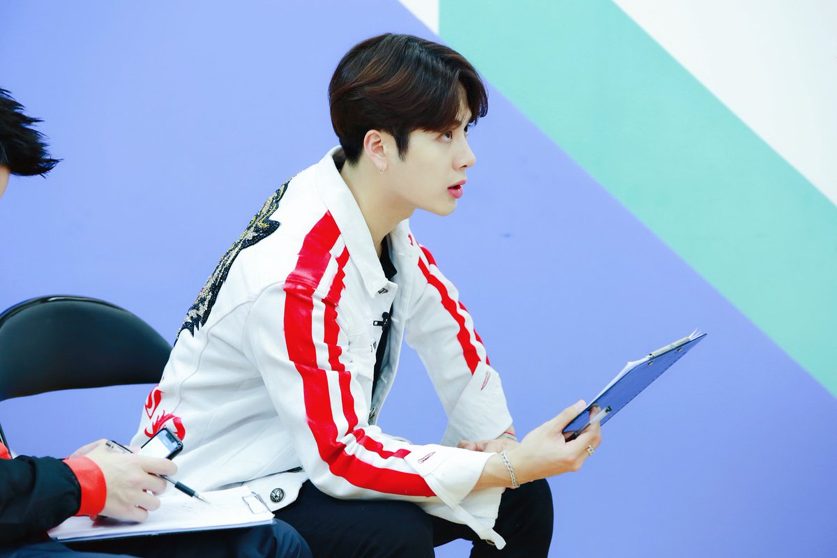 Jackson__IND's tweet photo. 180217
[ weibo ]
Look at that face while #jacksonwang become mentor in Idol produce china 
#GOT7 #JacksonWang #JacksonWangInd #TeamWang 
cr Team wang weibo update https://t.co/Bhdo1ZN9KR