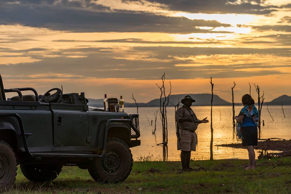KaribaHolidays's tweet photo. Whatever the day, dedicated guides create memorables experiences on in #Kariba. #StevenChinhoi @RhinoSafariCamp is a top notch guide. #VisitKariba, #BePleasured, #KnowingTouch! https://t.co/Z7qheCyeFR