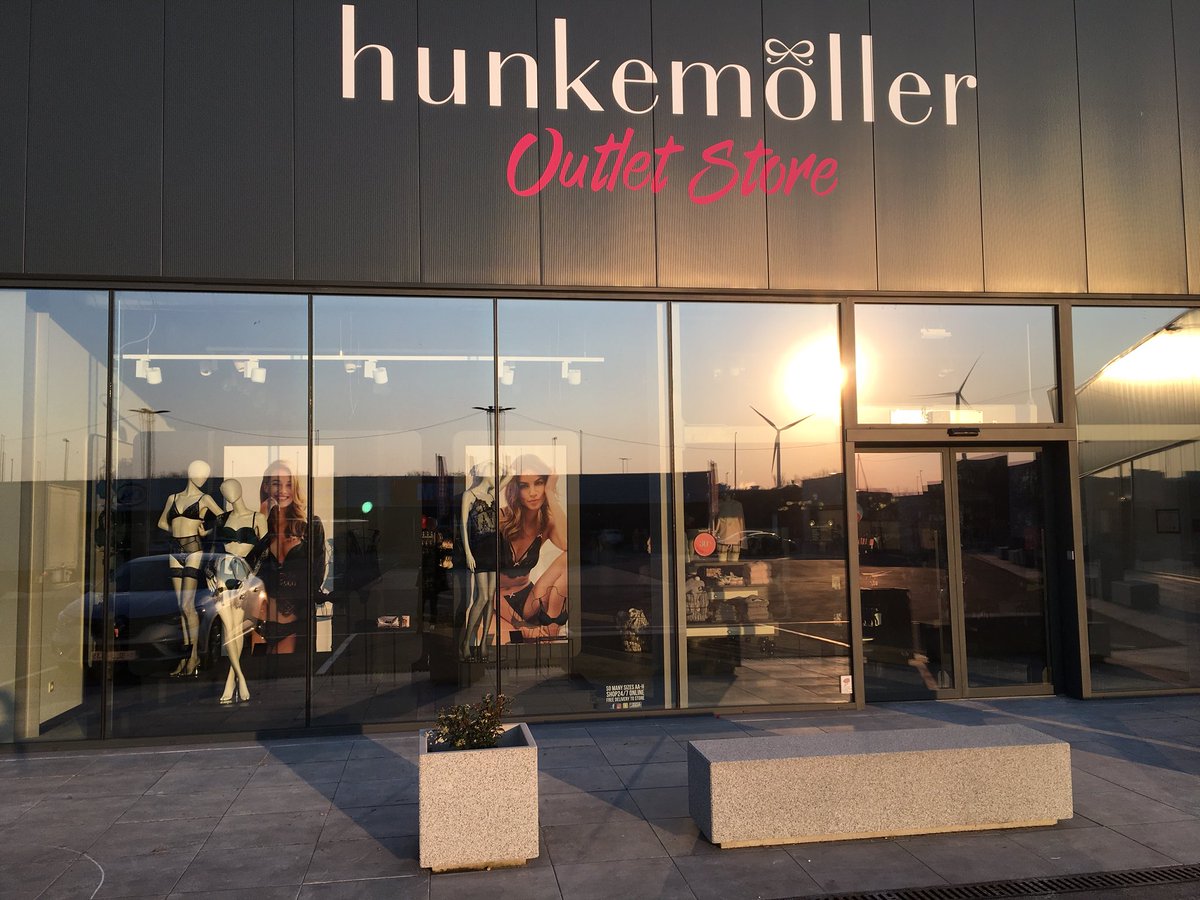 D day 😁New Hunkemöller outlet store and she is fabulous! Wishing you girls lots of succes ! <a href="/HunkemollerBENL/">Hunkemöller België</a> @Francesjanssens @Dimitri_HKM