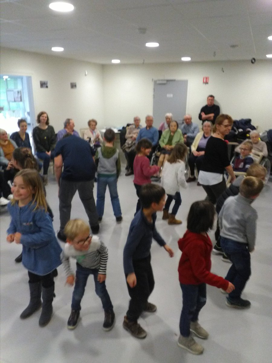 PeJEpron's tweet photo. @PeJEpron  @Epron14 ça bouge cet après-midi al'Ehpad, les enfants du centre et les résidents dansent à la zumba! https://t.co/zYbvPR6WUA