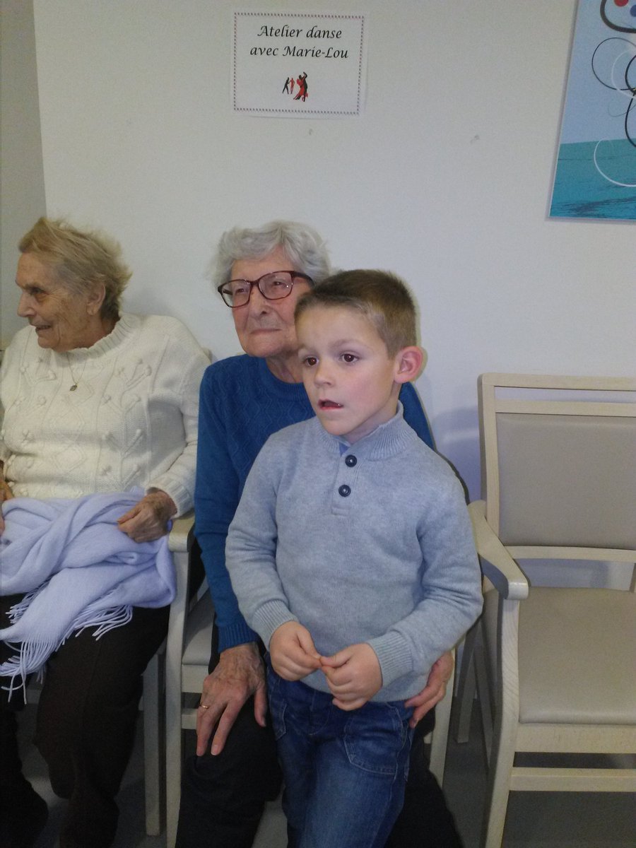 PeJEpron's tweet photo. @PeJEpron  @Epron14 ça bouge cet après-midi al'Ehpad, les enfants du centre et les résidents dansent à la zumba! https://t.co/zYbvPR6WUA