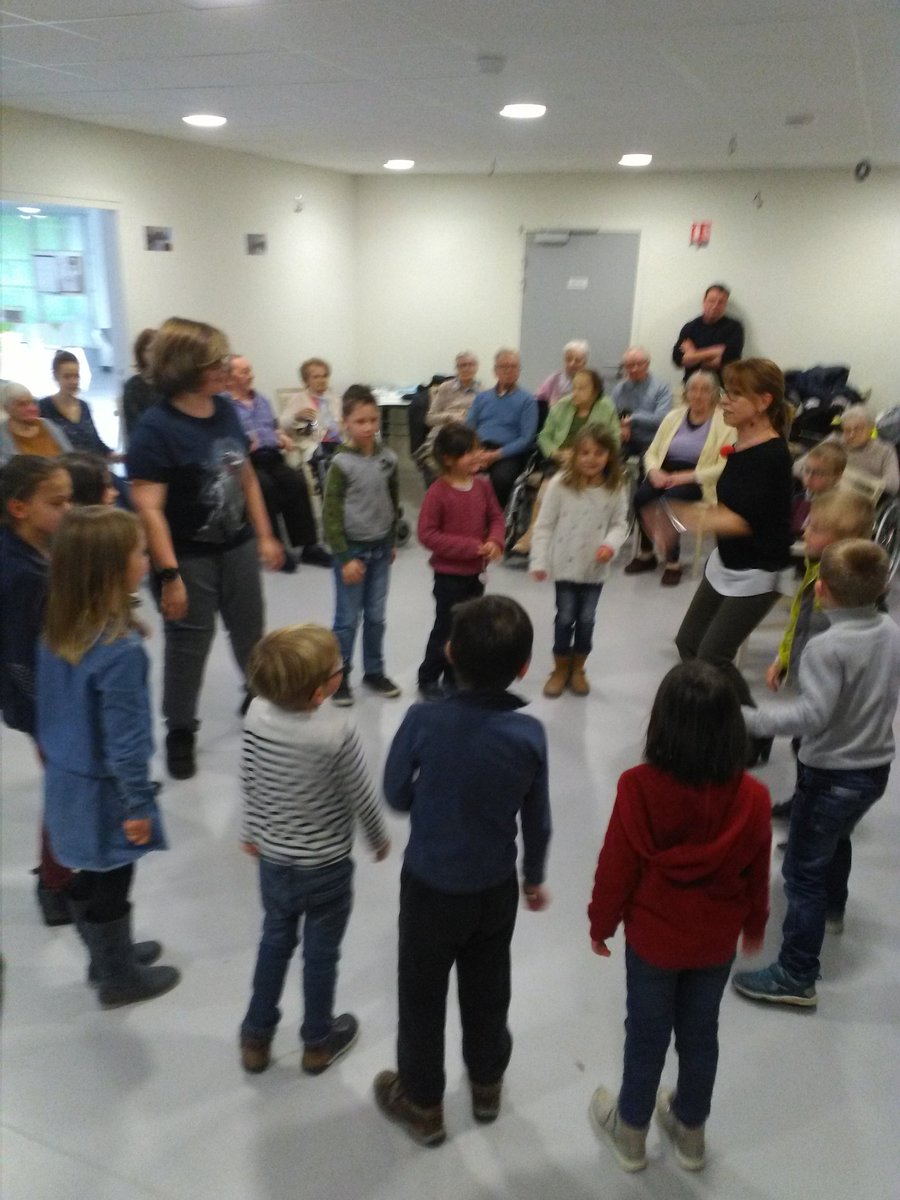 PeJEpron's tweet photo. @PeJEpron  @Epron14 ça bouge cet après-midi al'Ehpad, les enfants du centre et les résidents dansent à la zumba! https://t.co/zYbvPR6WUA