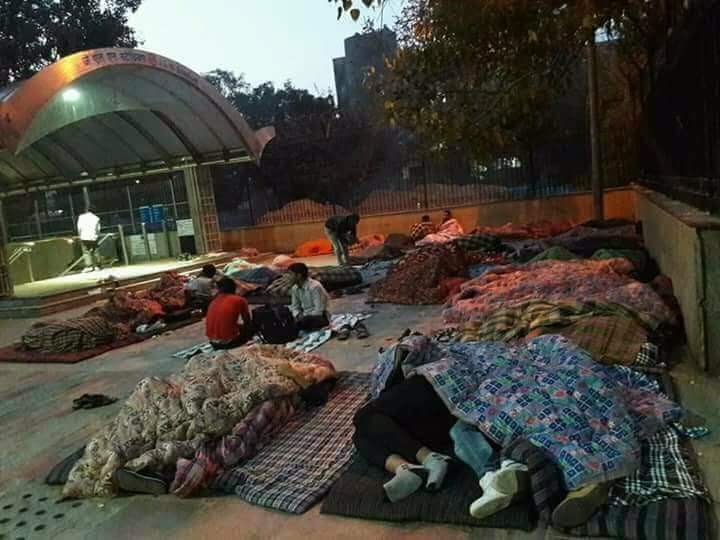 yogi1545's tweet photo. this is the future of this country these youth has to sleep on road in cold nights
because this  government too busy in Hindu-muslim debate and
not concerned about youth 
#SSCExamScam https://t.co/PzCRgf5DtN