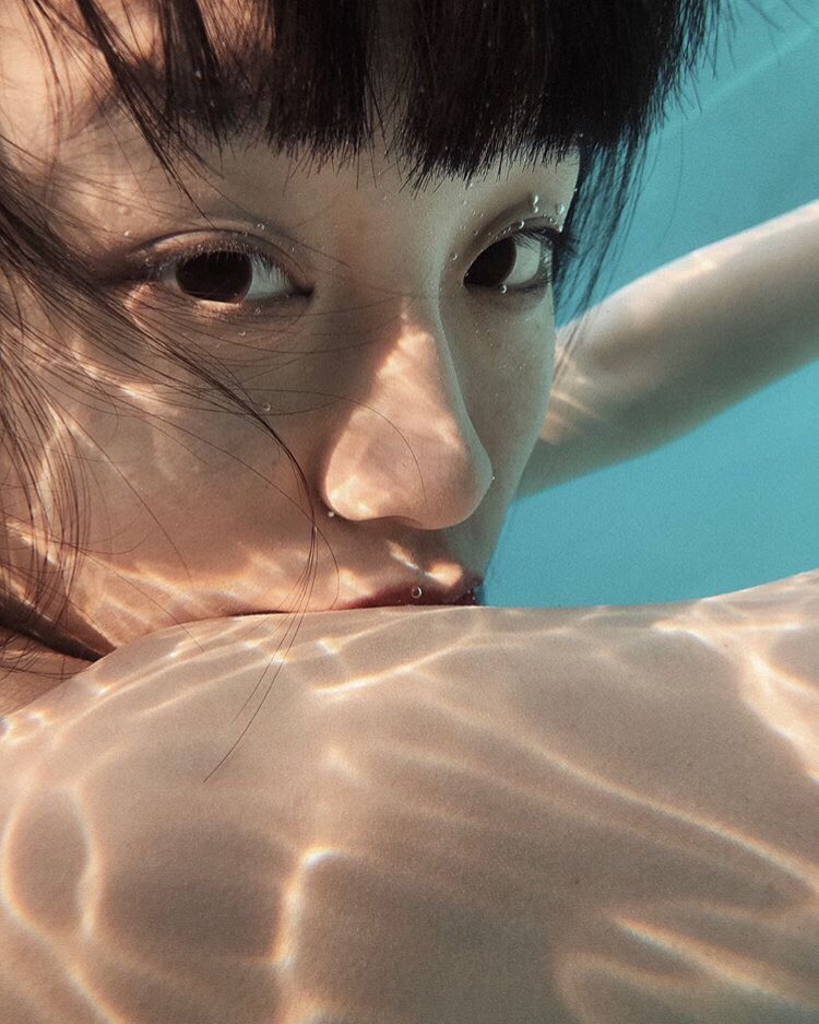 chascam7's tweet photo. 水の中のる鹿ちゃんがあまりにもあどけなく儚い上に妙に色っぽくて美しいが過ぎる..言葉を失った https://t.co/HUnEAeV8cJ