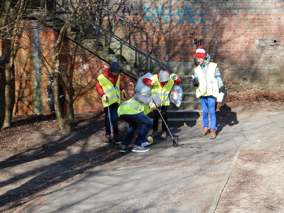Op woensdagnamiddag was er een buurtopruimactie als klasactiviteit van 1iw ism. <a href="/rodekruis/">Rode Kruis</a> opvangcentrum Menen.  Een leuke namiddag die werd afgesloten met pannenkoeken en spelletjes. <a href="/StadMenen/">Stad Menen</a> #johh #vtimenen <a href="/Radio2WVL/">radio2 in west-vlaanderen</a>