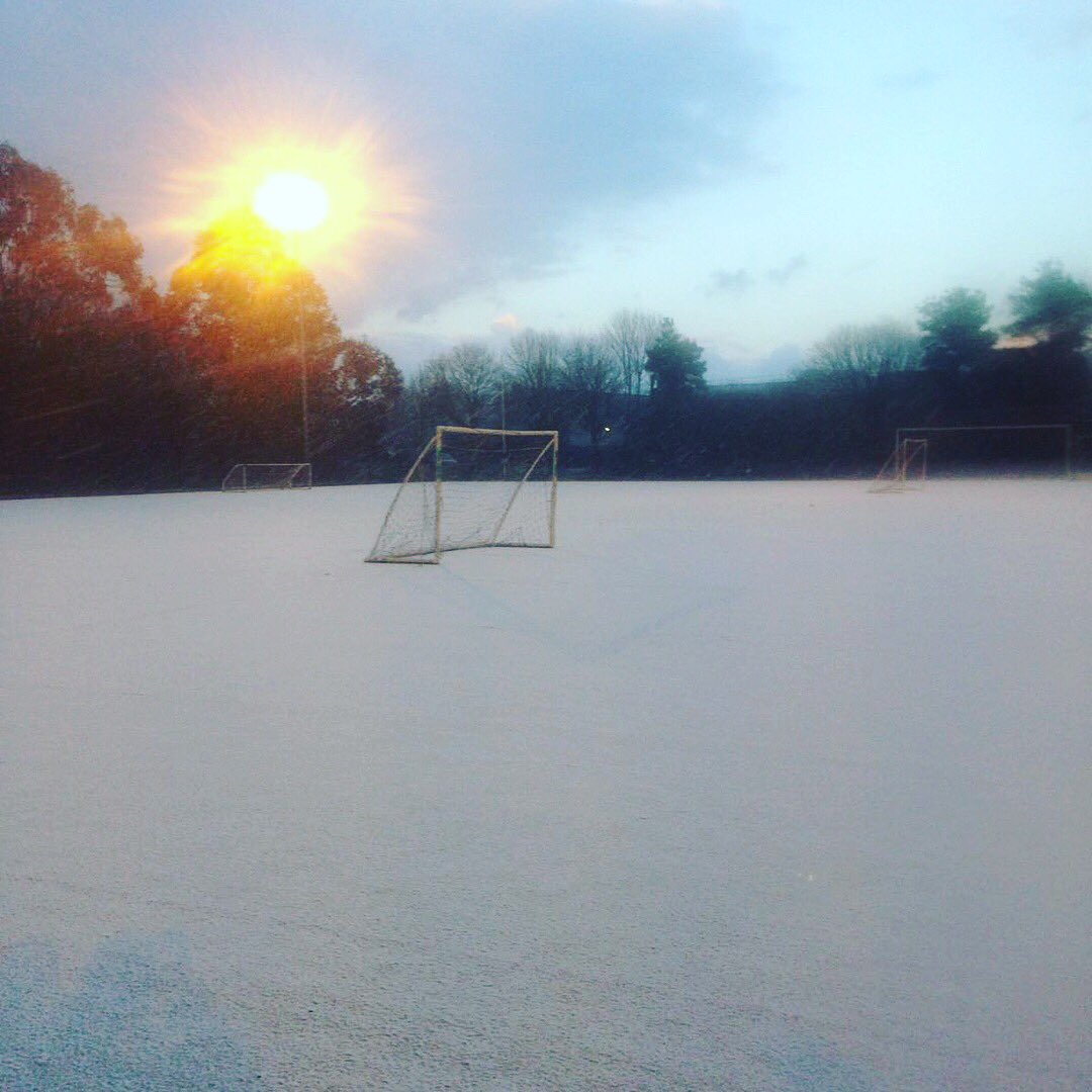 ShearSoccer1's tweet photo. Tuesday Nights session in the Snow! It’s a first for Shear Soccer! Great commitment from the players! #shearsoccer #exetercity #developmentcentre #snow #cold #commitment #football #greatestgameintheworld ❄️⚽️ https://t.co/8XWOmqG6sD