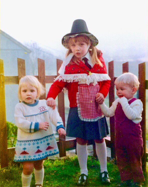 seag1rl's tweet photo. Happy St David’s Day! Here I am in full national dress with @LauraMaccallum &amp; @jamesmac1982 on this day in 1984 🏴󠁧󠁢󠁷󠁬󠁳󠁿 https://t.co/yXhTso3Brp