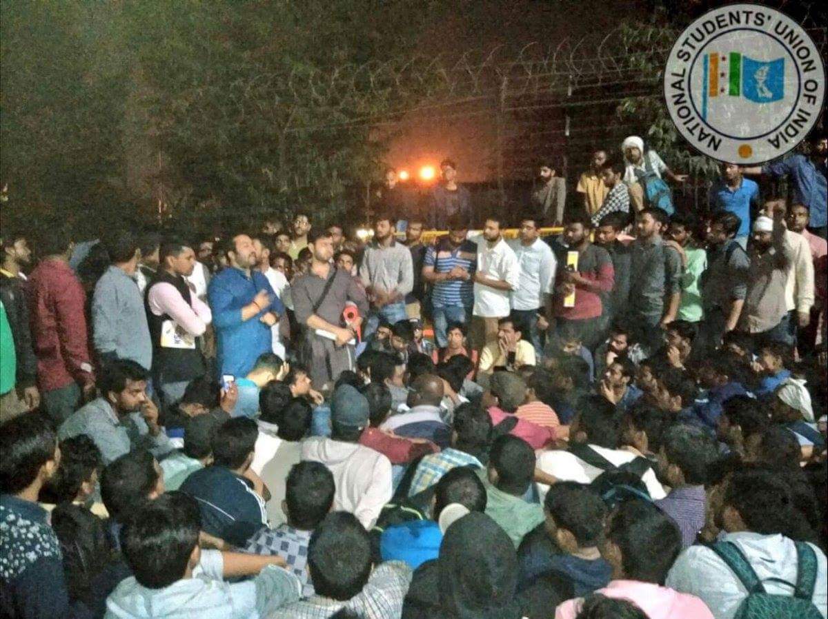 MayankGuptaBkp's tweet photo. Last night NSUI National President Shri. Fairoz Khan ji addressed and sat with students at protest against #sscscam opposite Staff Selection Commission office. 
Young India on roads
#SSCExamScam https://t.co/ZEwET9OccL