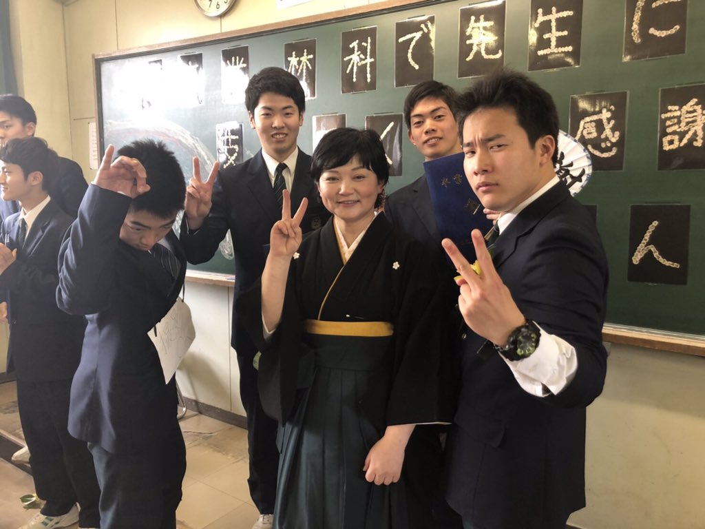 RikuDeadapple's tweet photo. 加茂農林高校を今日卒業しました〜！
色々あった三年間だったけどおもしろかったです！笑
農林でよかった！！笑笑
サッカー部でよかった！！⚽️
春からは仕事頑張るぞー！！😏👍 https://t.co/ZY4pqIFAvW