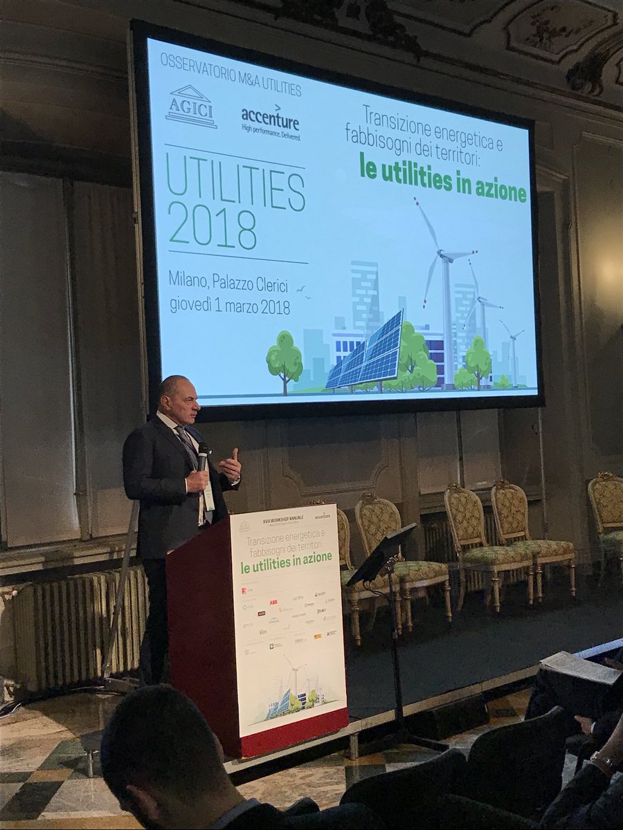 armandobarone's tweet photo. @MauroMarchiaro di @Accentureitalia spiega come l’#innovazione nel settore #utilities passa attraverso le #SmartCity #Utilities2018 https://t.co/cI7swWli2U