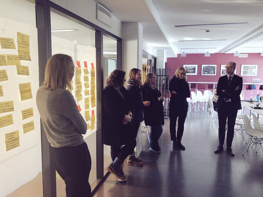 D9Suomi's tweet photo. Eilen alkoi https://t.co/30fTMnOMlm:n uudistustyöhön liittyvä #designsprint. Alkuun määriteltiin: uudistustyön pitkän ja lyhyen aikavälin tavoitteet, sprintin tavoitteet, keskeisten asiakasryhmien määrittelyt ja kipupisteet/nykyiset esteet. Mukana oli @OPHeinonen @Opetushallitus https://t.co/TPXiJ3QoCM