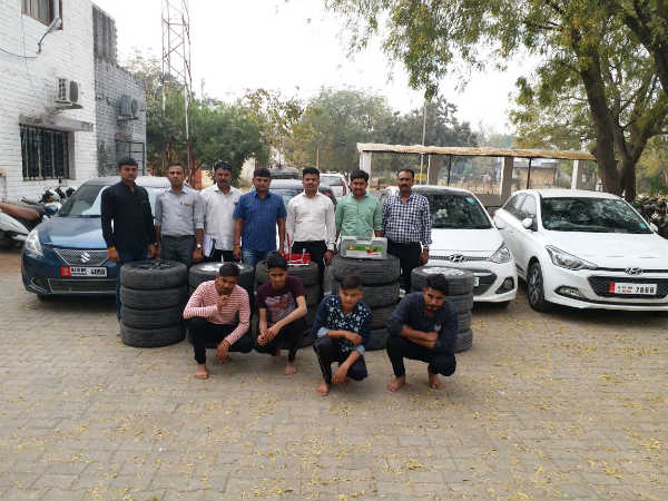 chitralekhamag's tweet photo. ગાંધીનગરમાં કાર ટાયરોની ચોરી કરતી 'ટોળકી ઝડપાઇ, આરોપી યુવકોમાં પોલીસ પુત્રો શામેલ #Gujarat @GujaratPolice https://t.co/f4f0YJCmEW