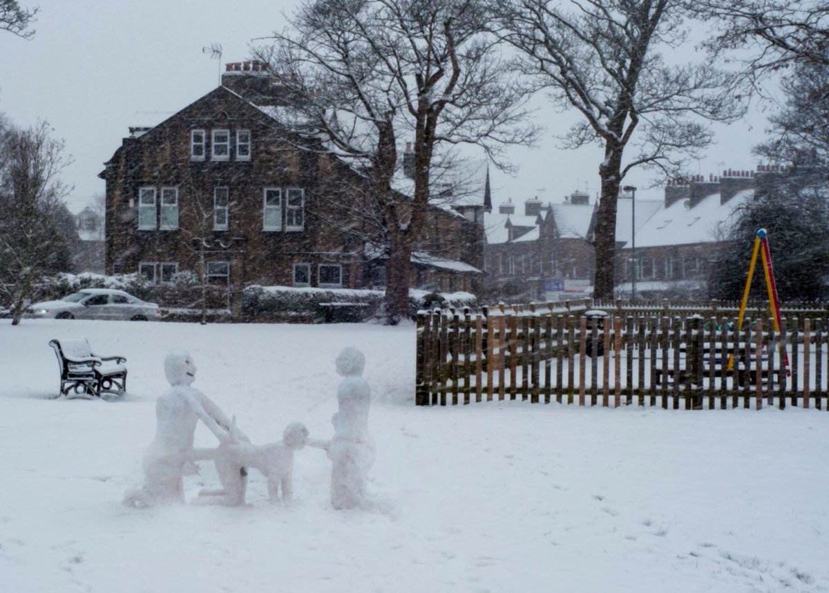 jacksummers96's tweet photo. People in Leeds taking full advantage of this weather https://t.co/JHUYXHUcXT