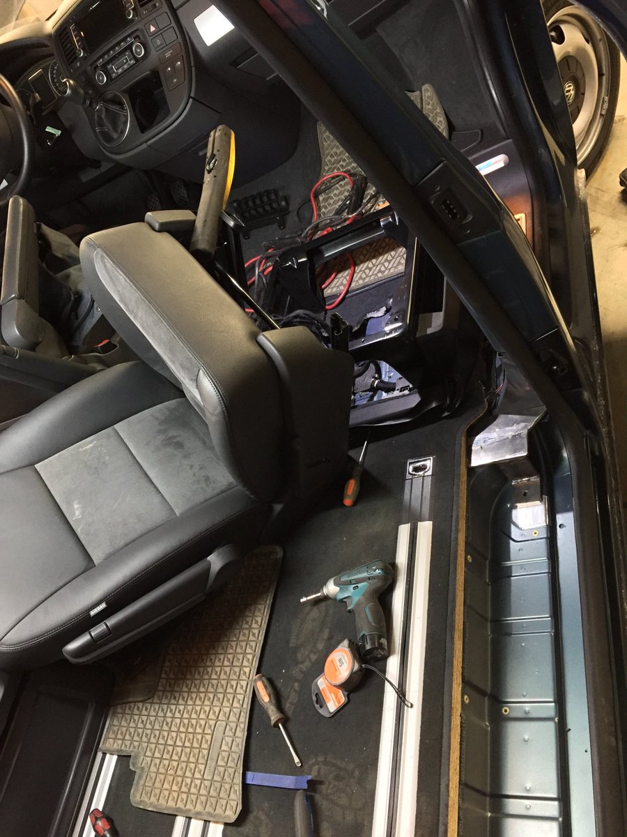 autoaanpassing's tweet image. Na 4 uurtjes rijden vanuit de omgeving bij Frankfurt arriveerde vanochtend onze eerste Duitse klant. Wij zijn meteen begonnen met de ombouw van onze #Compactlift! #Weersink #autoaanpassingen #mobiel #rolstoel