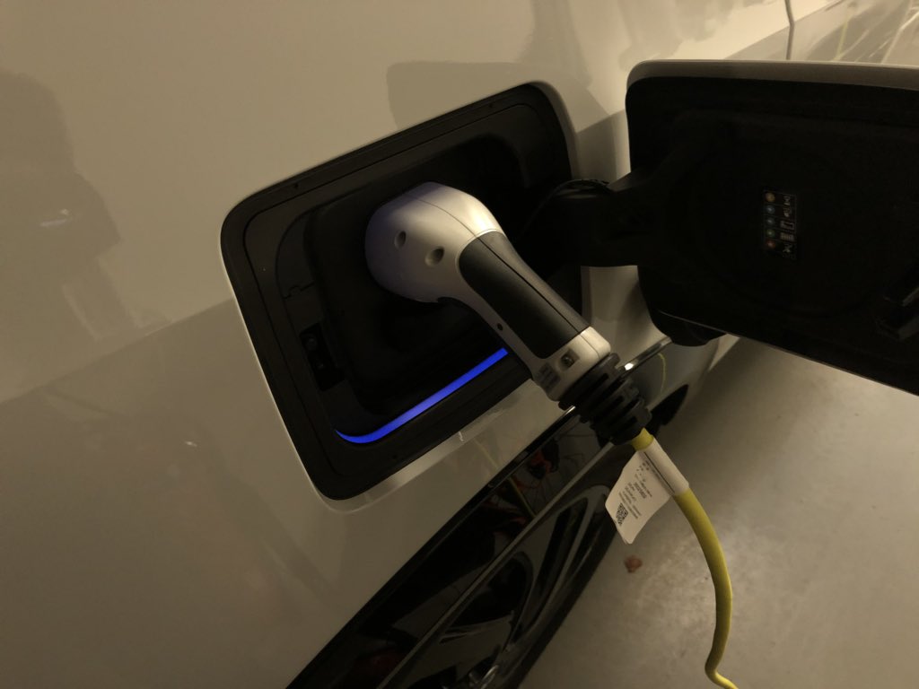 KT_Neumann's tweet image. Meine Frau und ich parken jetzt um. Unsere Mobilität wird voll elektrisch #BMW # Tesla. Bye bye Verbrennungsmotor. Die Zukunft ist elektrisch. \KTN