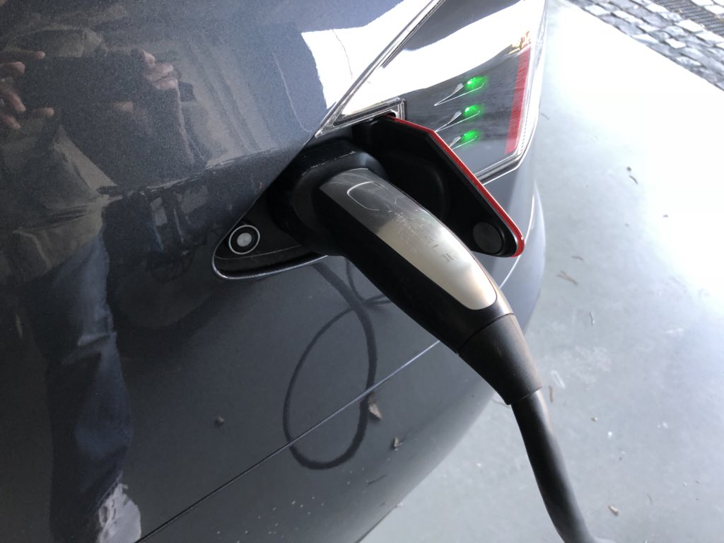 KT_Neumann's tweet image. Meine Frau und ich parken jetzt um. Unsere Mobilität wird voll elektrisch #BMW # Tesla. Bye bye Verbrennungsmotor. Die Zukunft ist elektrisch. \KTN