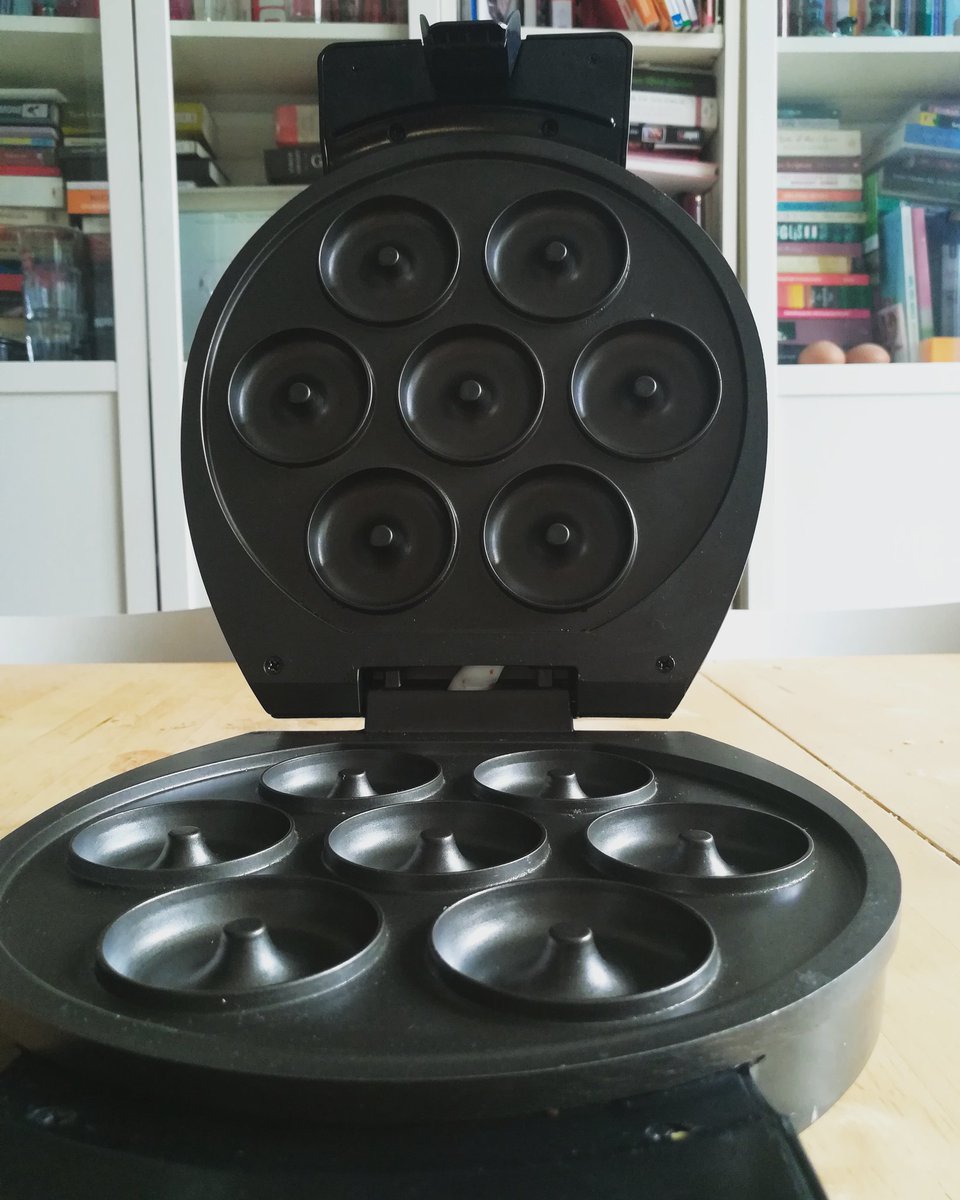 FIMMfoodblog's tweet photo. Eigenlijk is het een schande dat ik geen #wafelijzer heb 🙈
Maar, ik kocht ooit wel eens deze #donutmaker ... Het principe zou het zelfde moeten zijn dus straks ga ik hierin #wafeltjes proberen maken 😅

#spannend https://t.co/RXrgCP6YIk
