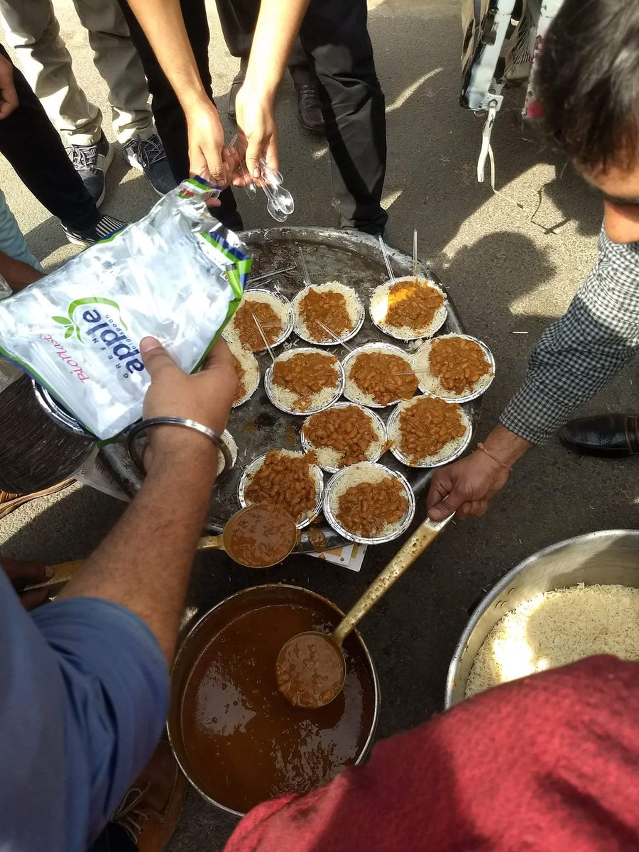 mRohit05's tweet photo. #SSCExamScam
Toprankers with food , don't forget to thank them.
At SSC HQ CGO complex New delhi https://t.co/8XppS86KmI
