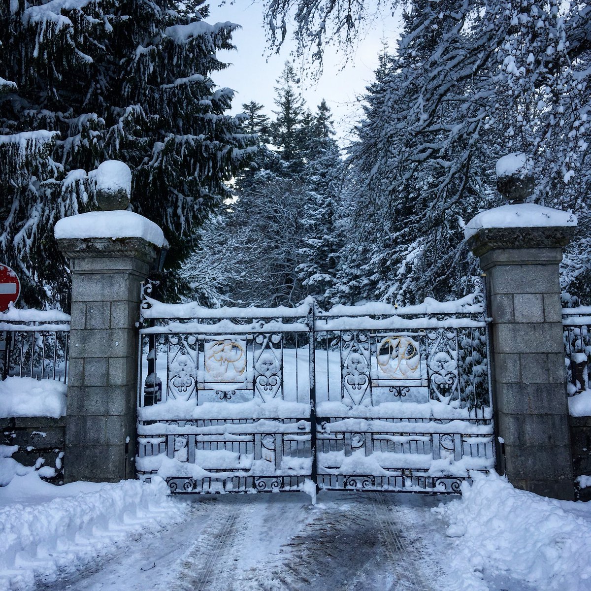 Balmoral_Castle's tweet photo. Main gates of Balmoral Castle this morning. More snow on the way! https://t.co/i9dLMGA6zc