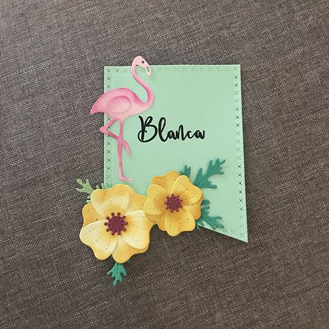comolohagoDIY's tweet photo. Mi hermana me pidió que le hiciera una etiqueta con su nombre para la taquilla del trabajo (trabaja en un hospital). Ha sido la excusa perfecta para estrenar mis sellos Calli Letters de @mamaelephant y troqueles Pretty Poppies https://t.co/YESDylcotc