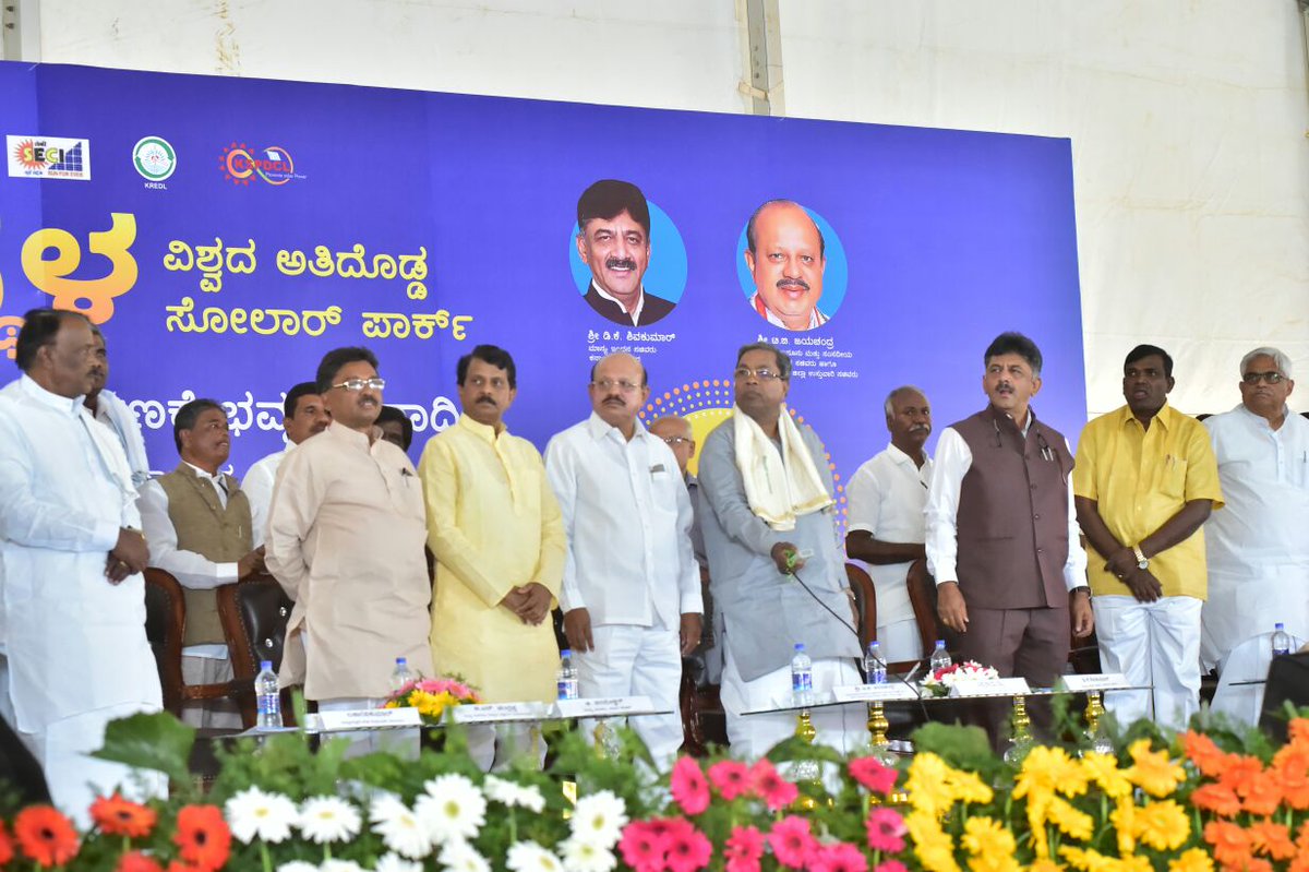 CMofKarnataka's tweet photo. ಮಾನ್ಯ ಮುಖ್ಯಮಂತ್ರಿ @siddaramaiah ಅವರು ತುಮಕೂರು ಜಿಲ್ಲೆಯ ಪಾವಗಡ ತಾಲೂಕಿನ ತಿರುವಣಿಯಲ್ಲಿ ಮೊದಲ ಹಂತದಲ್ಲಿ ನಿರ್ಮಾಣಗೊಂಡಿರುವ ಎರಡು ಸಾವಿರ ಮೆಗಾವ್ಯಾಟ್ ಸಾಮರ್ಥ್ಯದ ಸೋಲಾರ್ ಪಾರ್ಕ್ "ಶಕ್ತಿ ಸ್ಥಳ"ವನ್ನು ಲೋಕಾರ್ಪಣೆ ಮಾಡಿದರು. https://t.co/gsl1xtLOW7