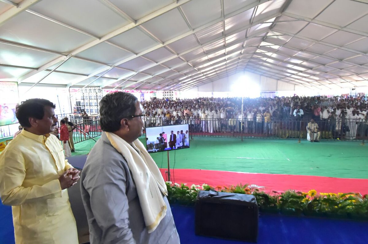 CMofKarnataka's tweet photo. ಮಾನ್ಯ ಮುಖ್ಯಮಂತ್ರಿ @siddaramaiah ಅವರು ತುಮಕೂರು ಜಿಲ್ಲೆಯ ಪಾವಗಡ ತಾಲೂಕಿನ ತಿರುವಣಿಯಲ್ಲಿ ಮೊದಲ ಹಂತದಲ್ಲಿ ನಿರ್ಮಾಣಗೊಂಡಿರುವ ಎರಡು ಸಾವಿರ ಮೆಗಾವ್ಯಾಟ್ ಸಾಮರ್ಥ್ಯದ ಸೋಲಾರ್ ಪಾರ್ಕ್ "ಶಕ್ತಿ ಸ್ಥಳ"ವನ್ನು ಲೋಕಾರ್ಪಣೆ ಮಾಡಿದರು. https://t.co/gsl1xtLOW7